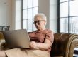 anziana naviga sito accessibile secondo regolamento eaa