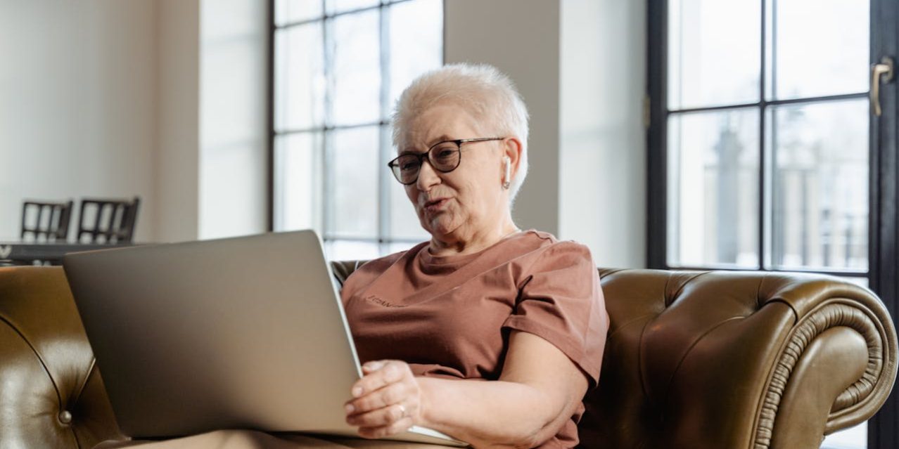 anziana naviga sito accessibile secondo regolamento eea anziana naviga sito accessibile secondo regolamento eaa