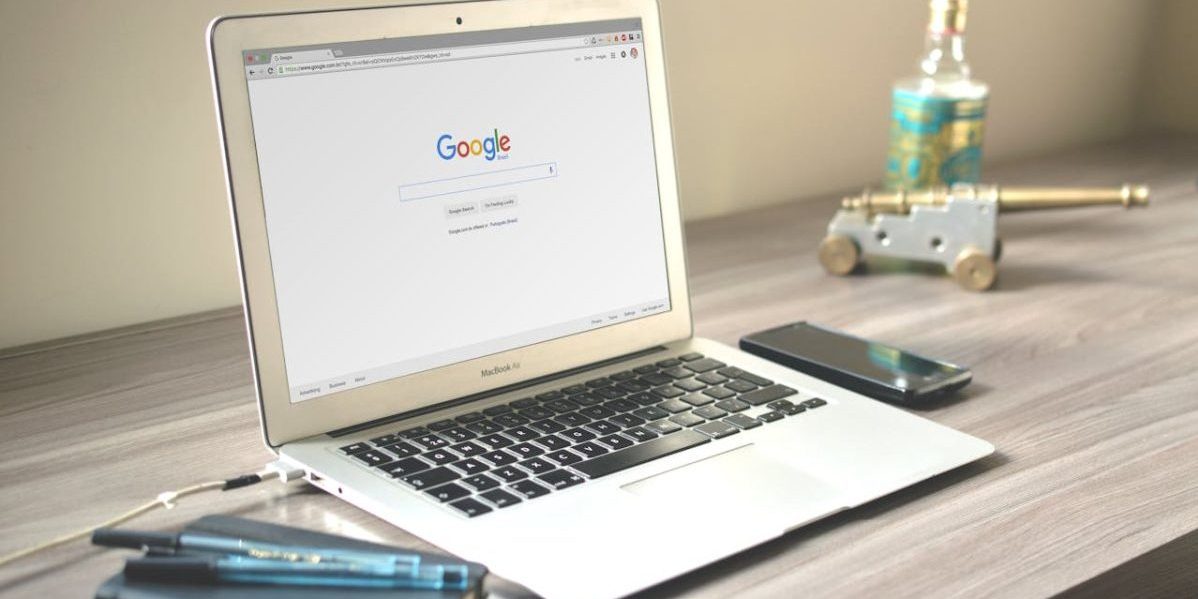 computer con il browser aperto sulla pagina principale di google computer con il browser aperto sulla pagina principale di google